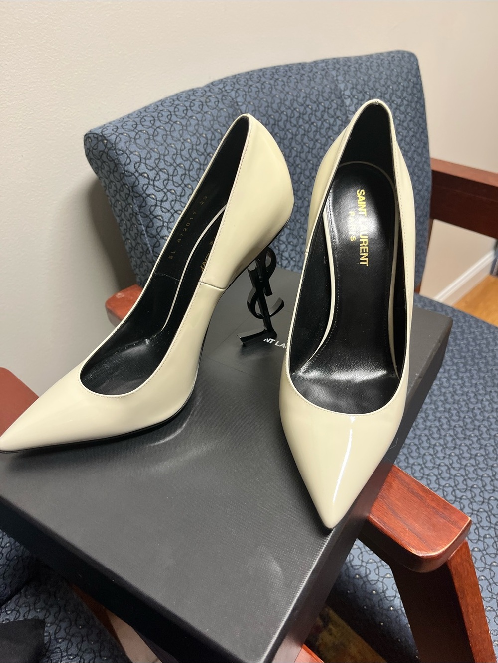 Yves Saint Laurent Off White Patent Opyum Logo Heel Pump AUTHENTIC